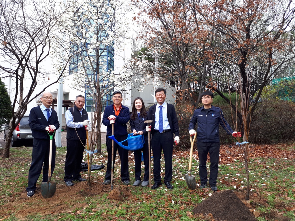 수원세관은 4일 식목일을 앞두고 기념식수 및 환경정화 활동을 펼쳤다.