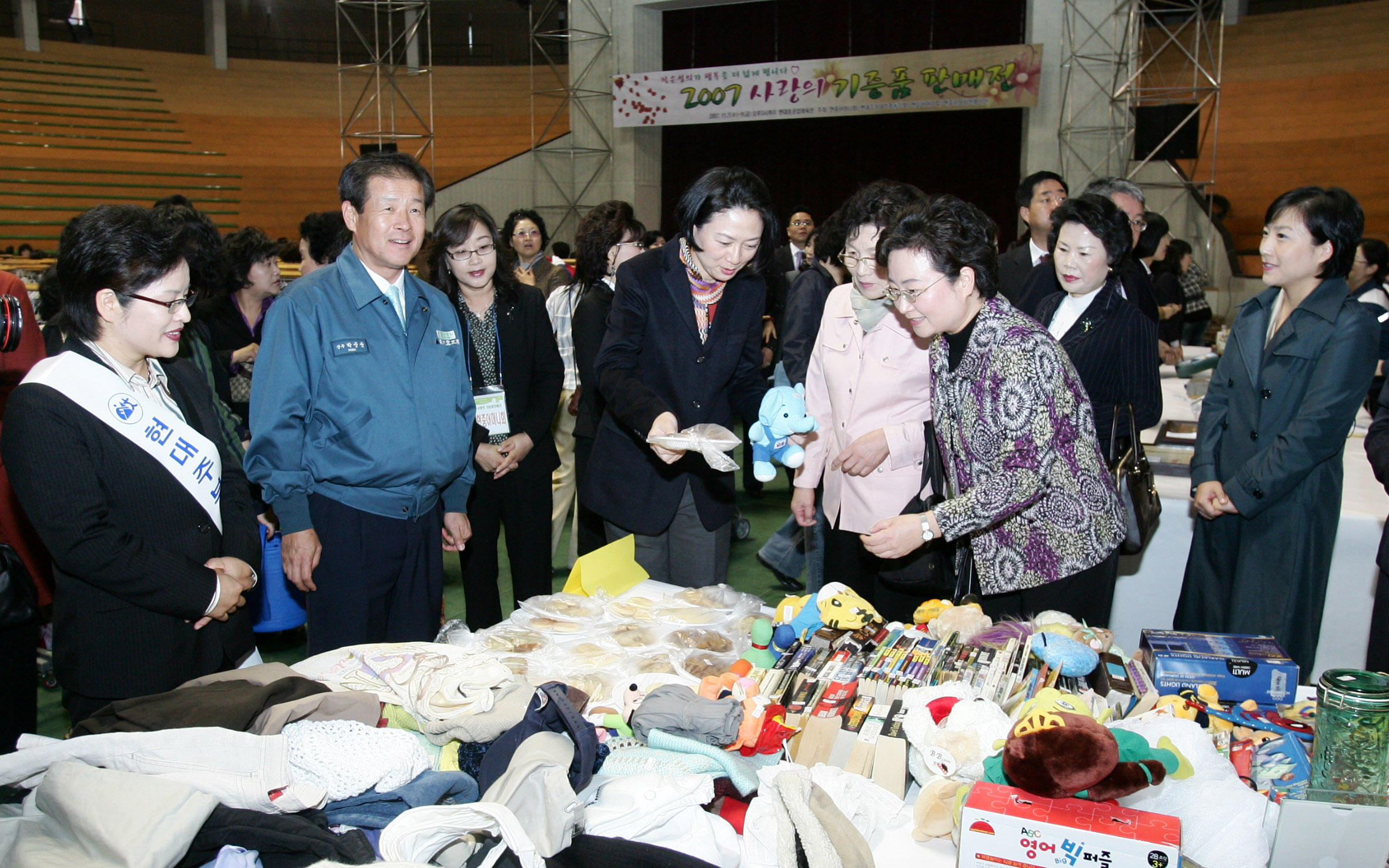 현대중공업 임직원은 사내 체육관에서 2007년 사랑의 기증품 판매전을 실시하고 있다. 이 번 판매전에서 올린 수익금은 연말에 소년소녀가장, 무의탁노인, 경로당 등 불우이웃을 돕는데 사용된다.