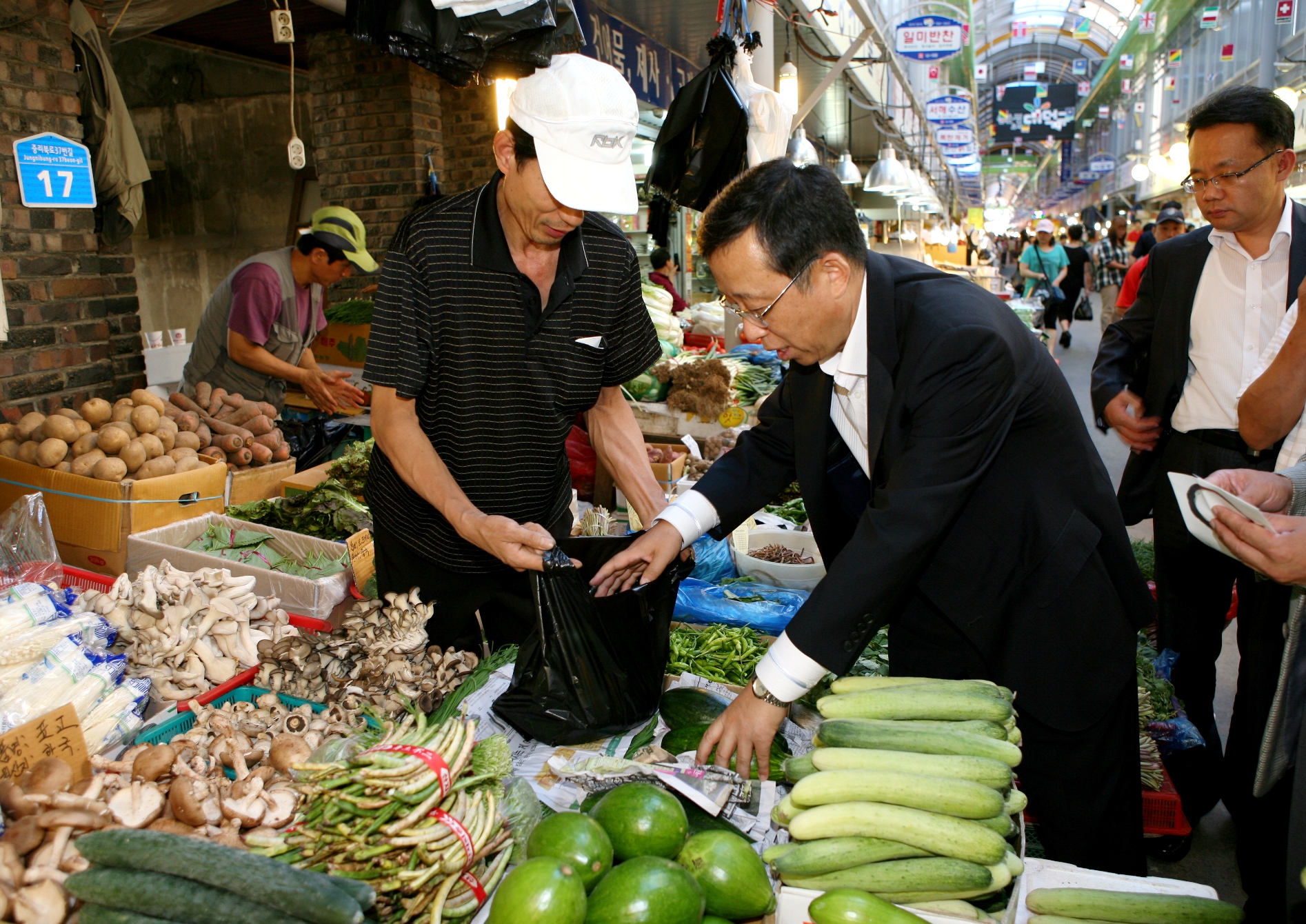 이대복 관세청 차장이 대전 중리시장을 찾아, 우리농산물을 구입하고 있다.