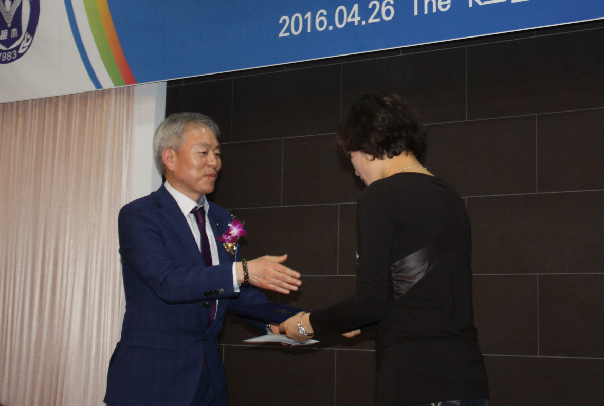 김승한 세세회 회장이 장학금을 수여하고 있다