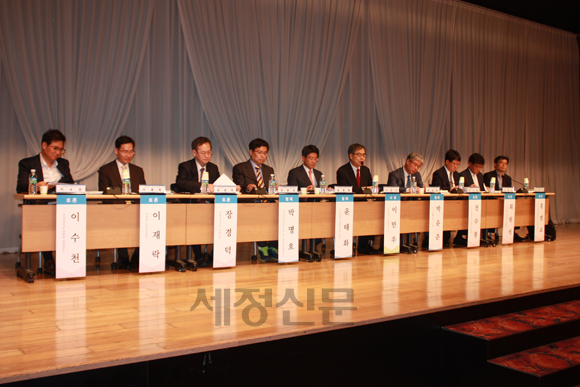 포럼 발제자와 토론자들의 모습 <좌측부터 이수천 건국대학원 겸임교수, 이재락 국세청 납세자보호관, 장경덕 매경 논설위원, 박명호 조세재정연구원 장기재정전망센터장, 윤태화 가천대 경영대학원장, 이만우 고려대 교수, 박윤준 김·장 법률사무소 고문, 전수봉 대한상의 경제조사본부장, 최원석 납세자연합회 사무총장, 홍범교 조세재정연구원 선임연구위원>