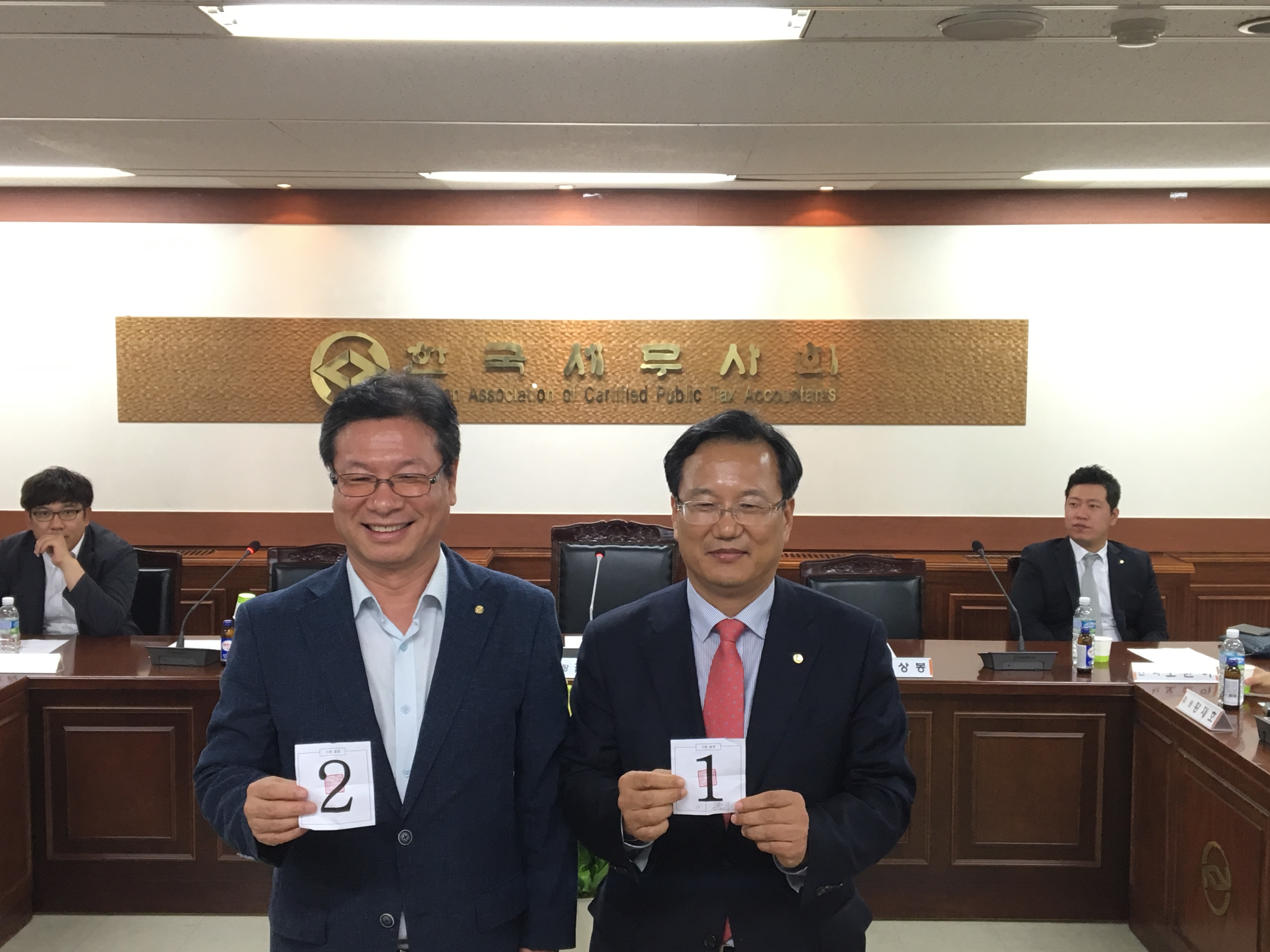기호추첨에서 이금주 회장후보는 기호1번, 최훈 회장후보는 기호2번을 뽑았다.
