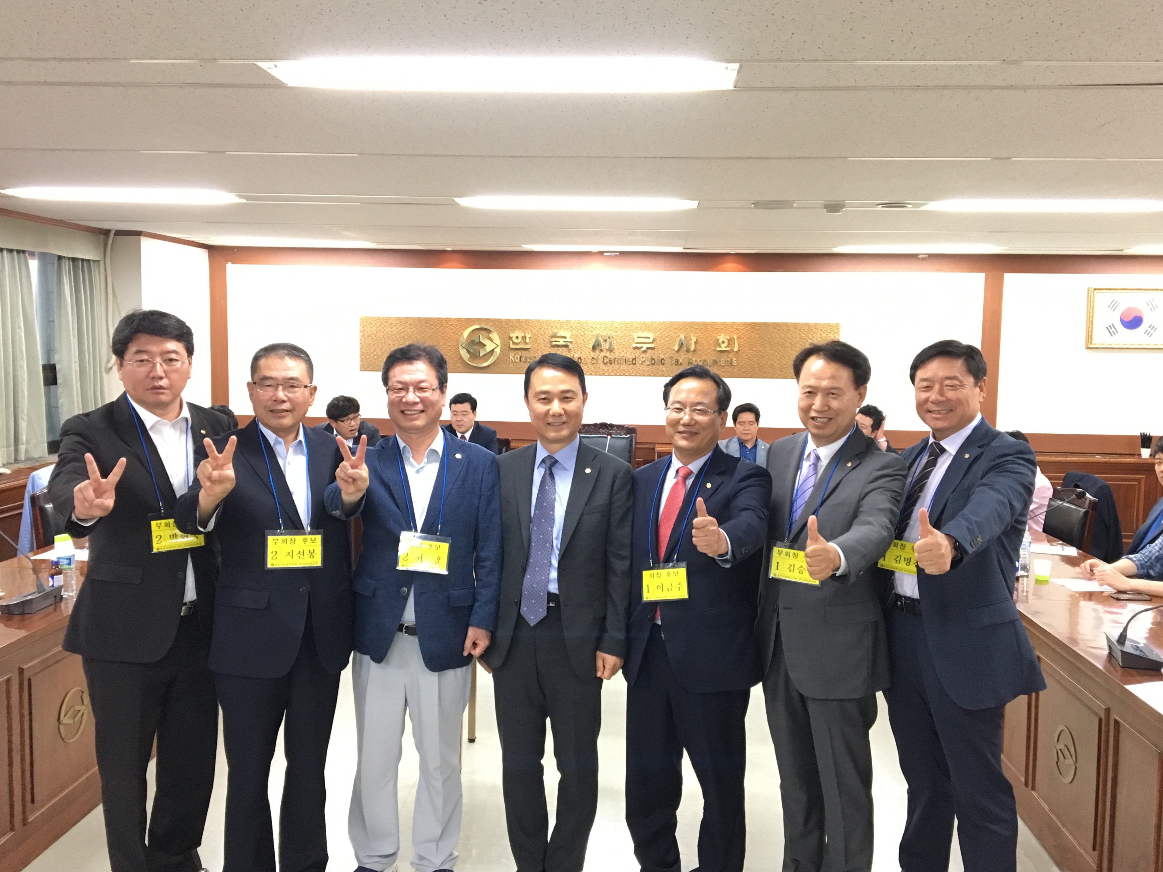 이금주.최훈 회장후보가 부회장후보들과 화이팅을 외치고 있다.<왼쪽부터 박현욱.지선봉 부회장후보, 최훈 회장후보, 김주택 위원장, 이금주 회장후보, 김승렬.김명진 부회장후보.>