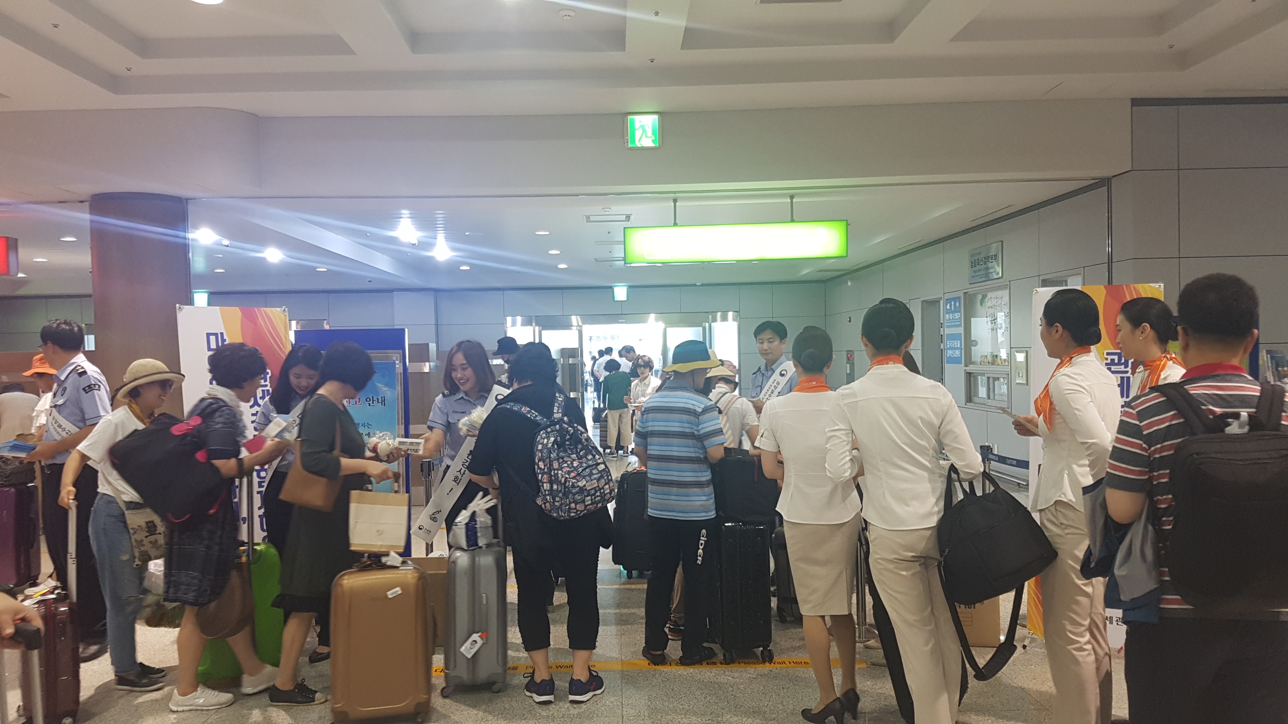 광주세관 직원들이 무안국제공항에서 입국 여행객을 대상으로 휴대품 자진신고 캠페인을 벌이고 있다.