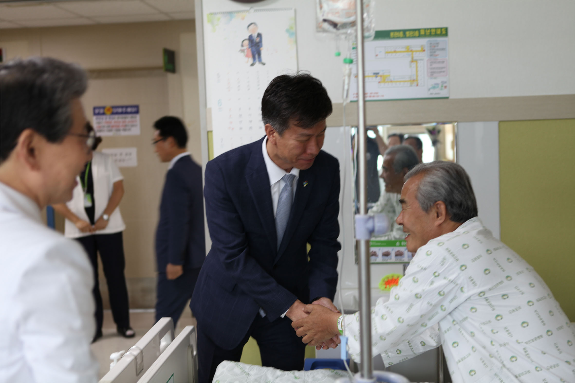 김대지(가운데) 부산청장은 18일 부산보훈병원을 방문, 입원 치료 중인 국가유공자들을 위로했다.