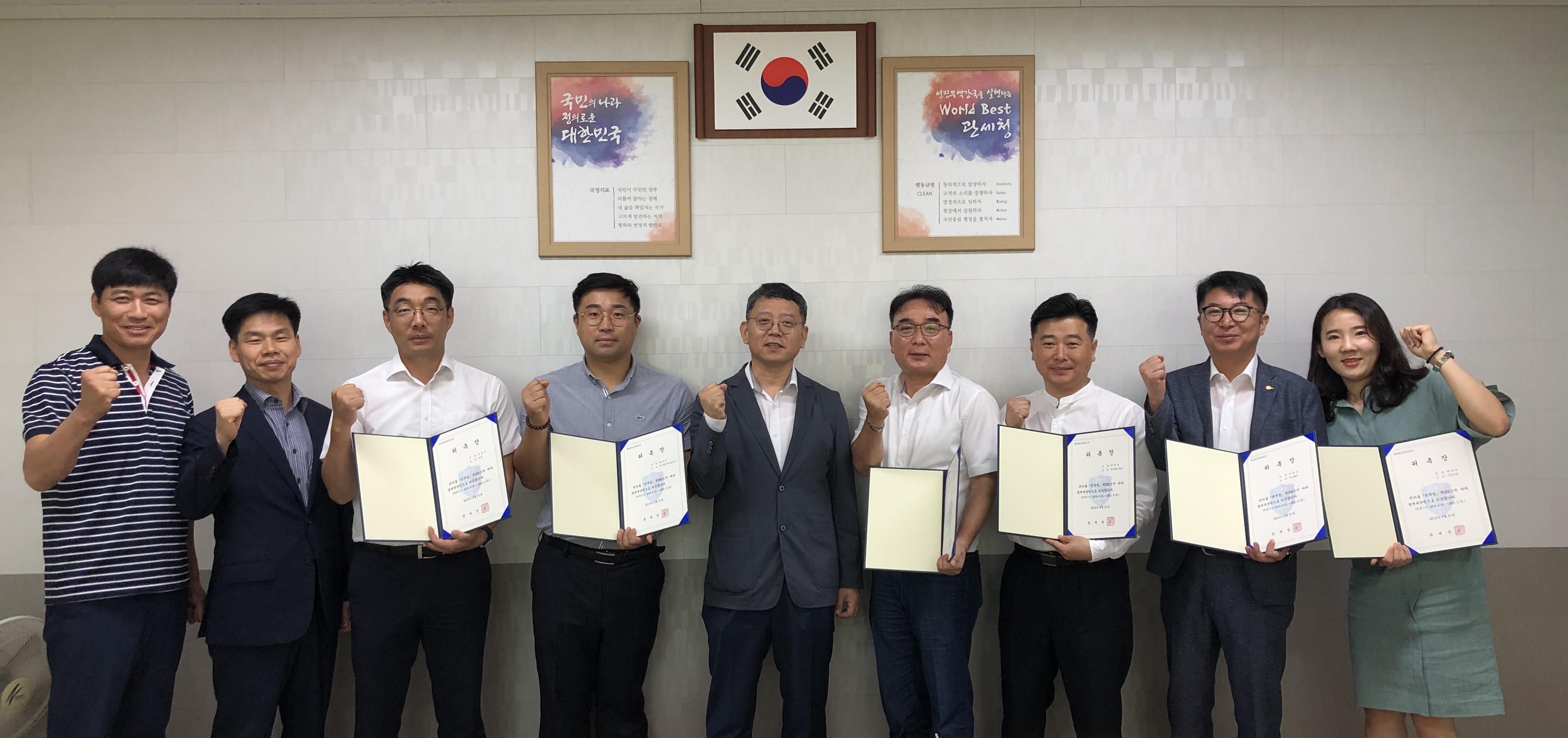 군산세관은 18일 민간 전문가 6명을 명예세관원으로 선정, 위촉장을 수여했다.